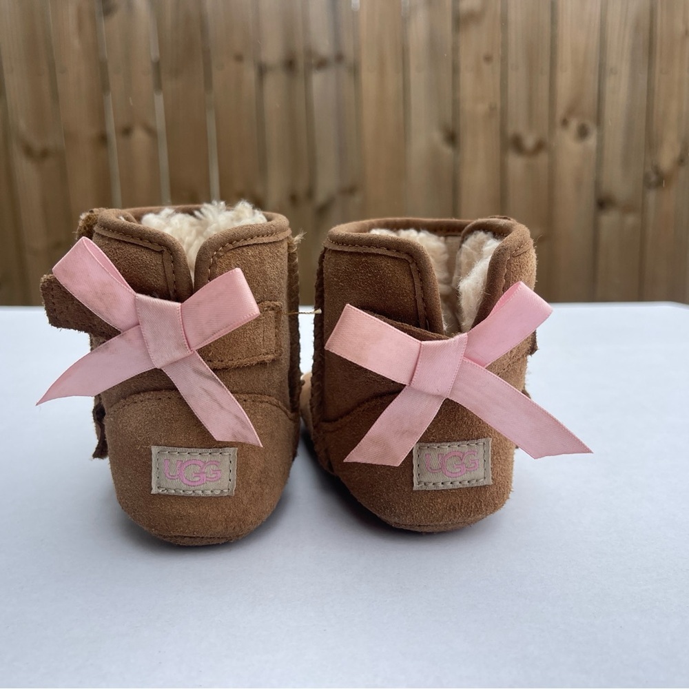 UGG Jesse Bow Children S Fuzzy Comfortable Brown Boot 1018452I Size 04/05 - Picture 4 of 8